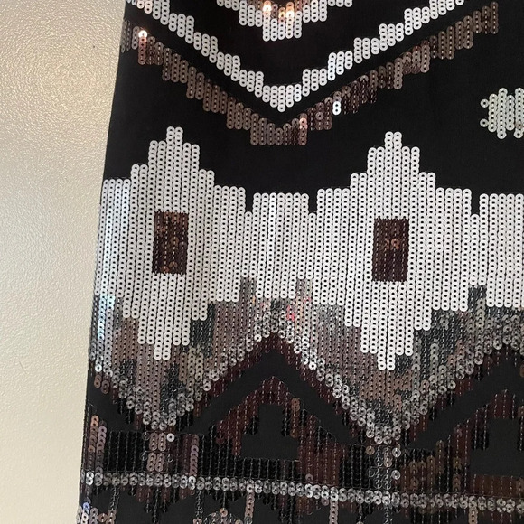 Express Geometric Patterned Sequin Mini Skirt Black and Silver Size Medium - Picture 2 of 7